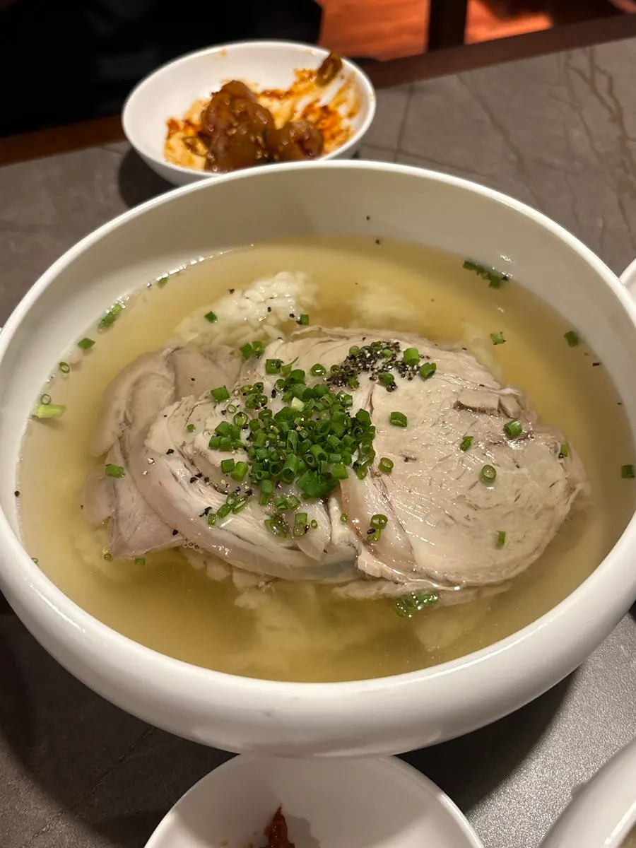 고기 토핑이 넉넉한 안옥 맑은 곰탕