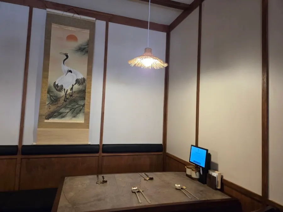 2인석과 4인석으로 구성된 안옥 테이블