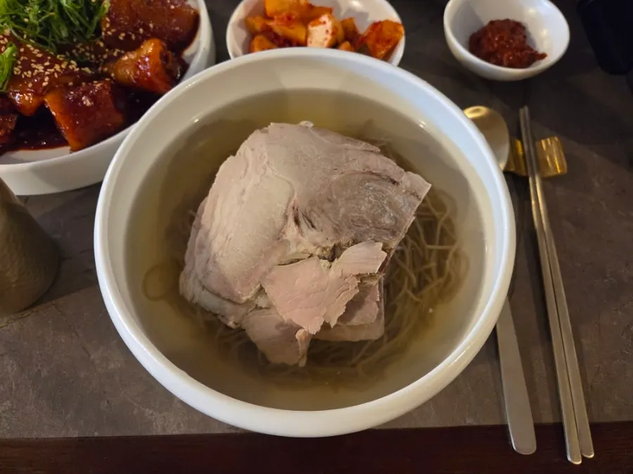 안옥에서 2인이 주문한 평양냉면과 곰탕 상차림