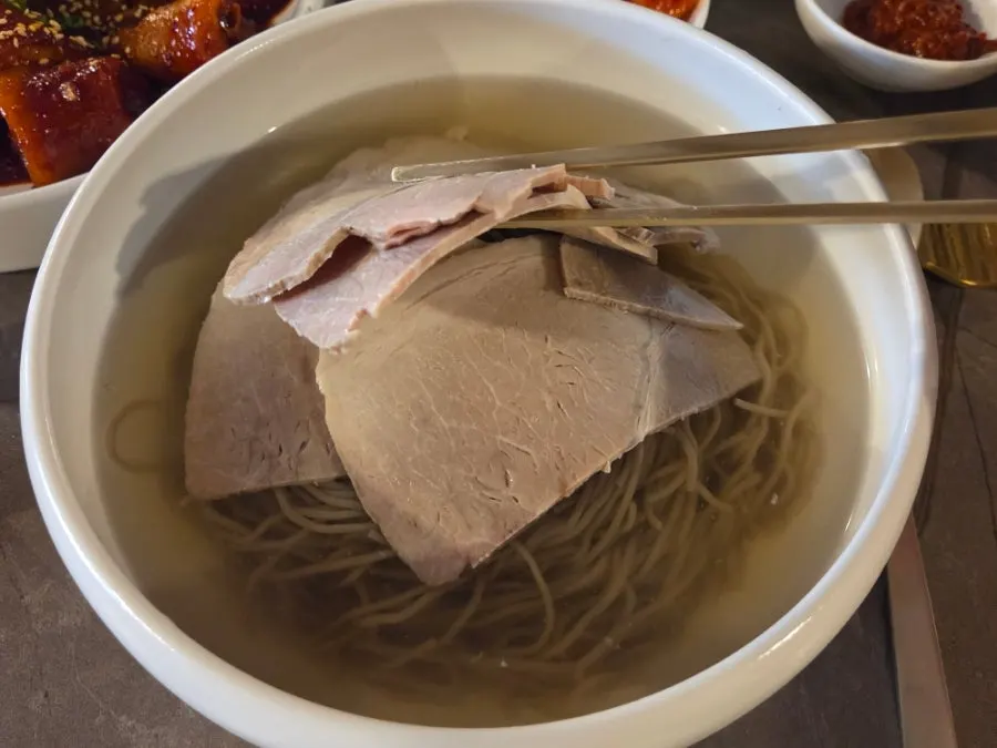 맑은 육수의 안옥 평양냉면 클로즈업