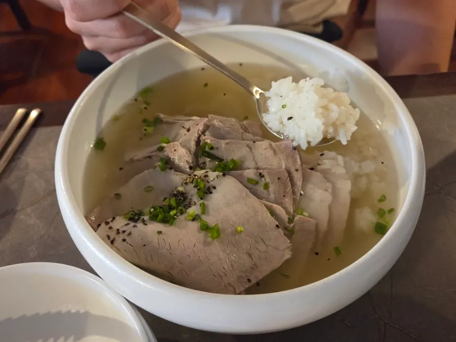 쪽파 고명이 올라간 맑은 돼지곰탕
