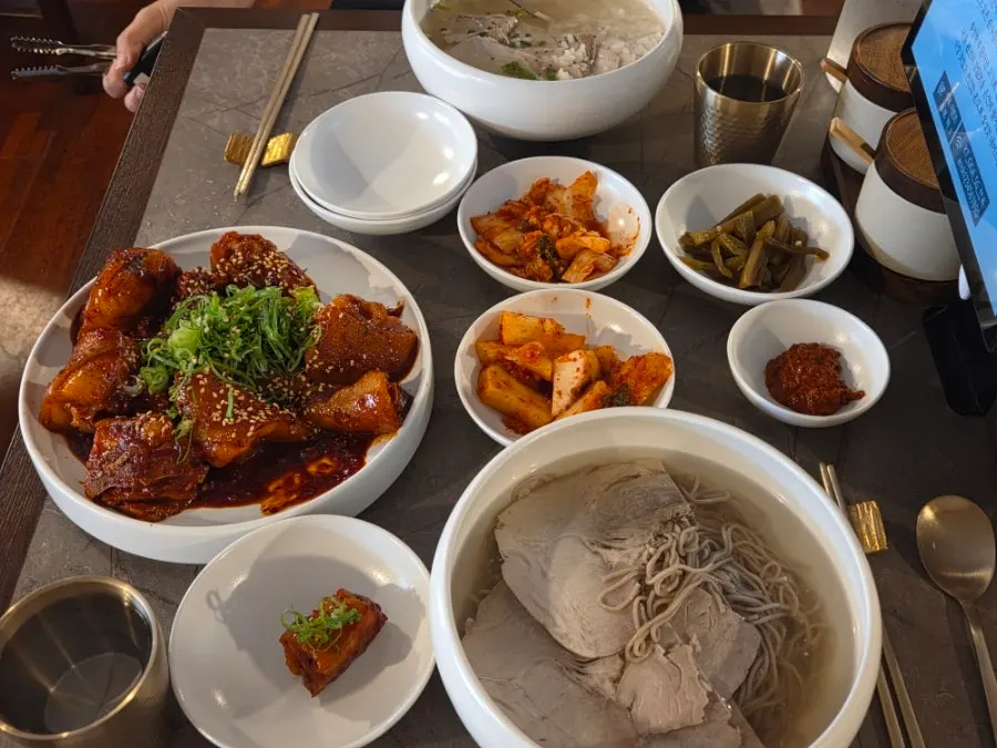 안옥 한옥 공간과 식사 마무리 풍경