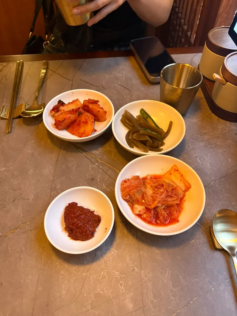 안옥에서 한 상 차려진 한식 메뉴