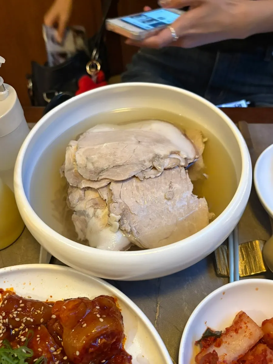 메밀면이 담긴 안옥 평양냉면 클로즈업
