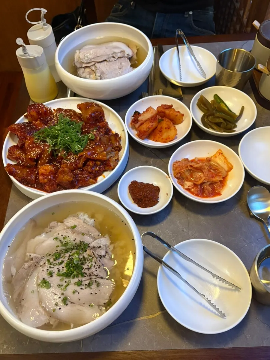 평양냉면과 함께 놓인 돼지꼬리찜