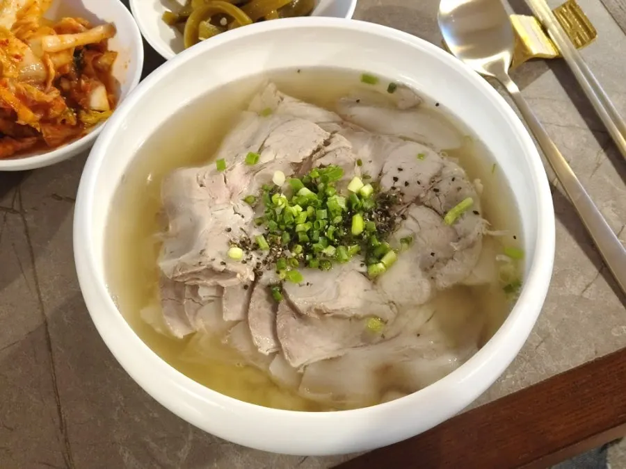 안옥 테이블 위 음식 전체 모습
