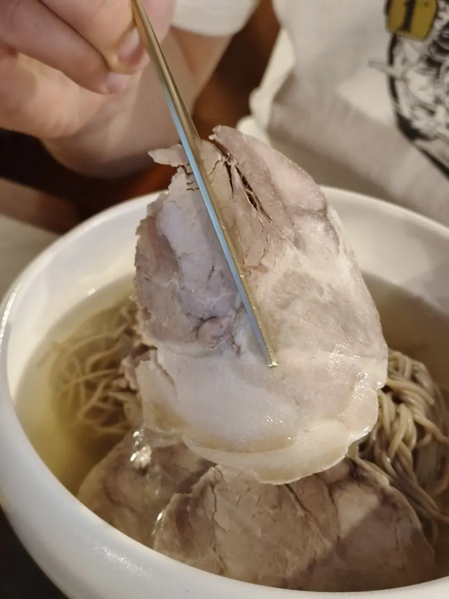평양냉면 면을 들어올린 모습