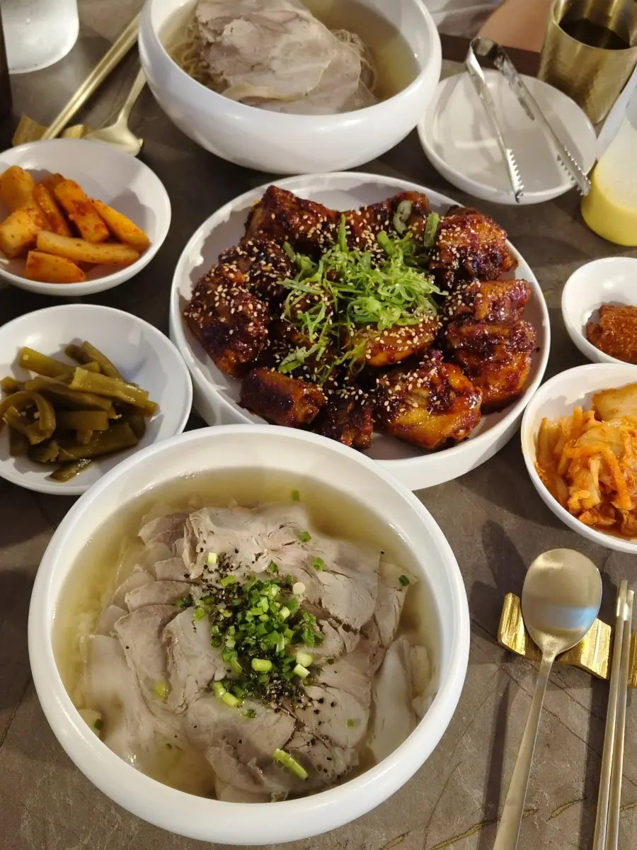 식사를 마친 안옥 테이블