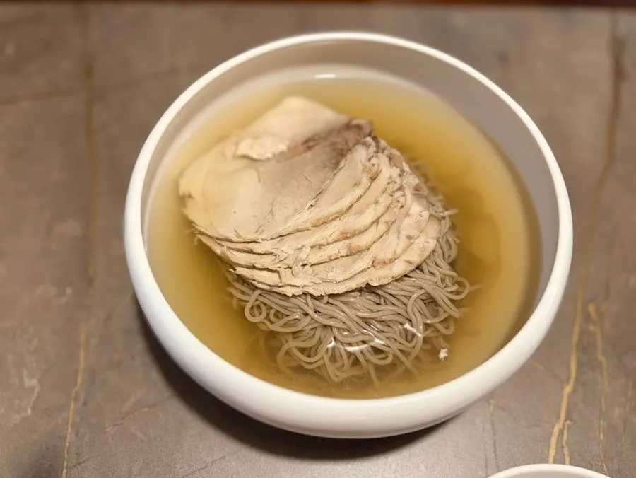 Table setting for the Pyongyang naengmyeon at Anok