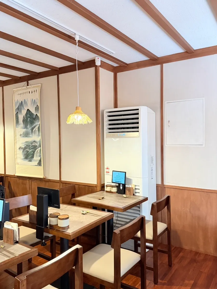 Anok's interior decor and tables