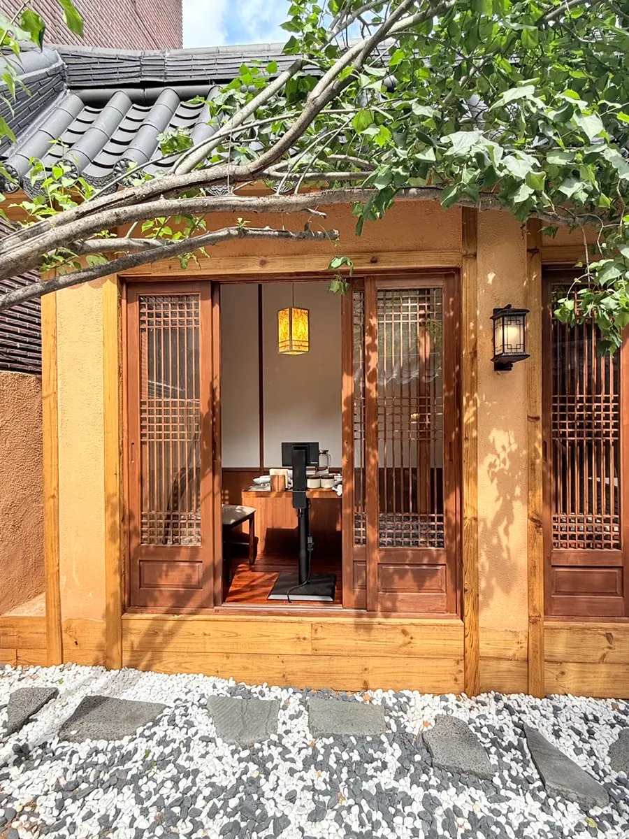 Anok's two-seat table seen from outside