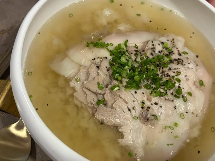 Pyongyang naengmyeon and clear pork gomtang served together