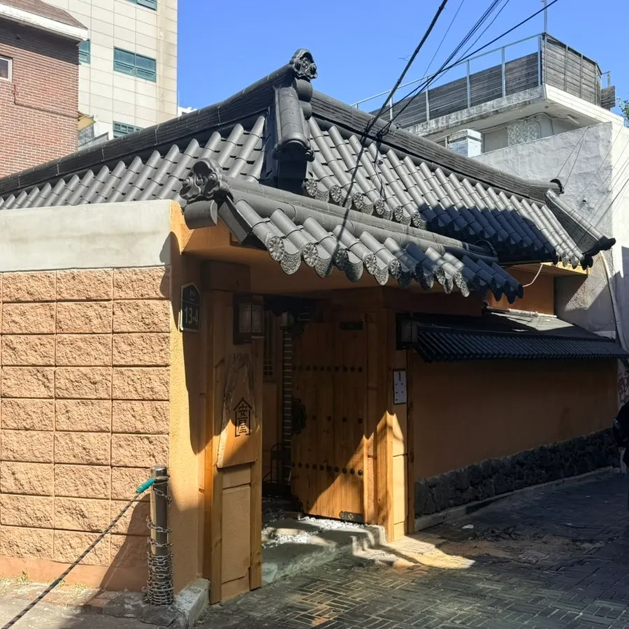 Arriving at Anok's hanok building right at opening time