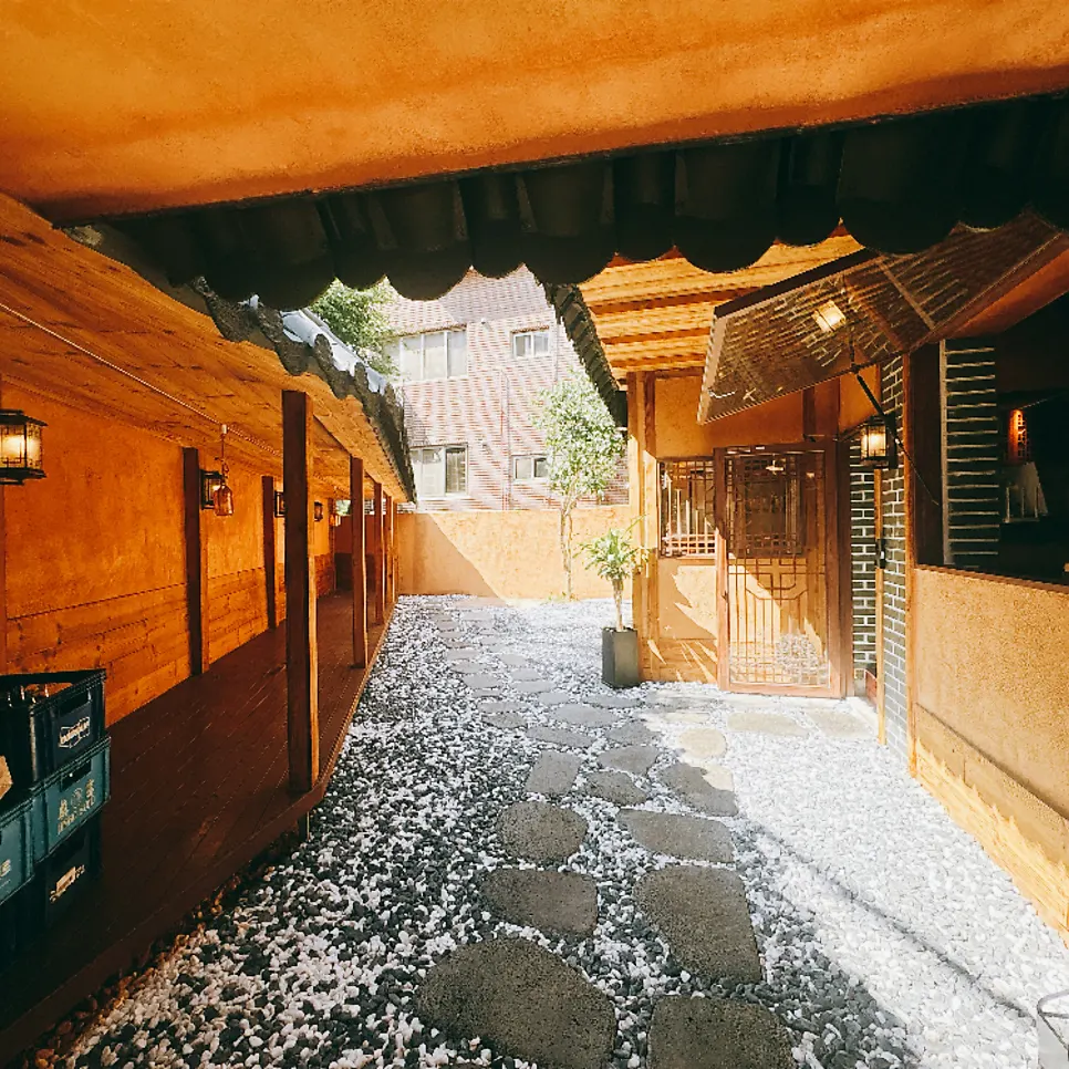Anok's space preserving its traditional hanok structure