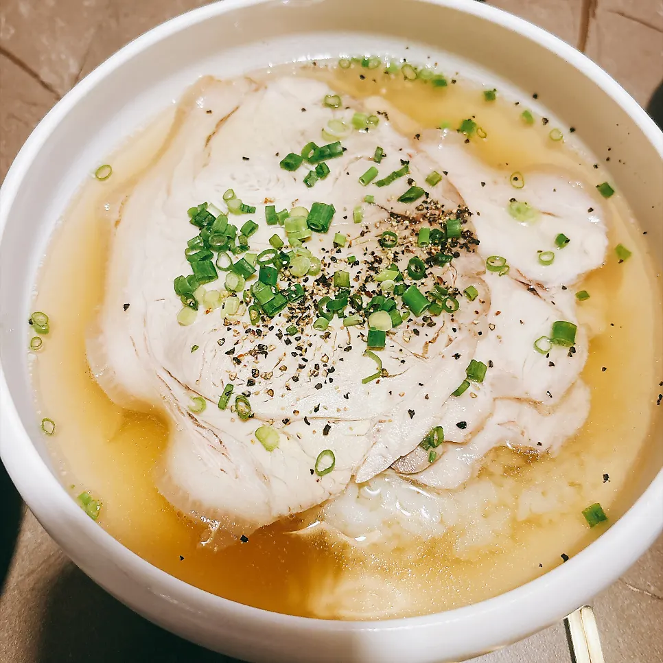 Naengmyeon and gomtang served together for lunch