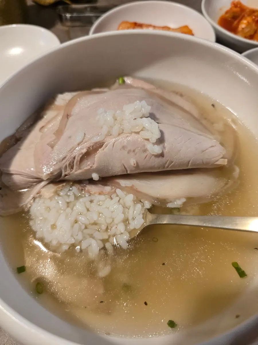 大ぶりの肉が入ったAnokのコムタン