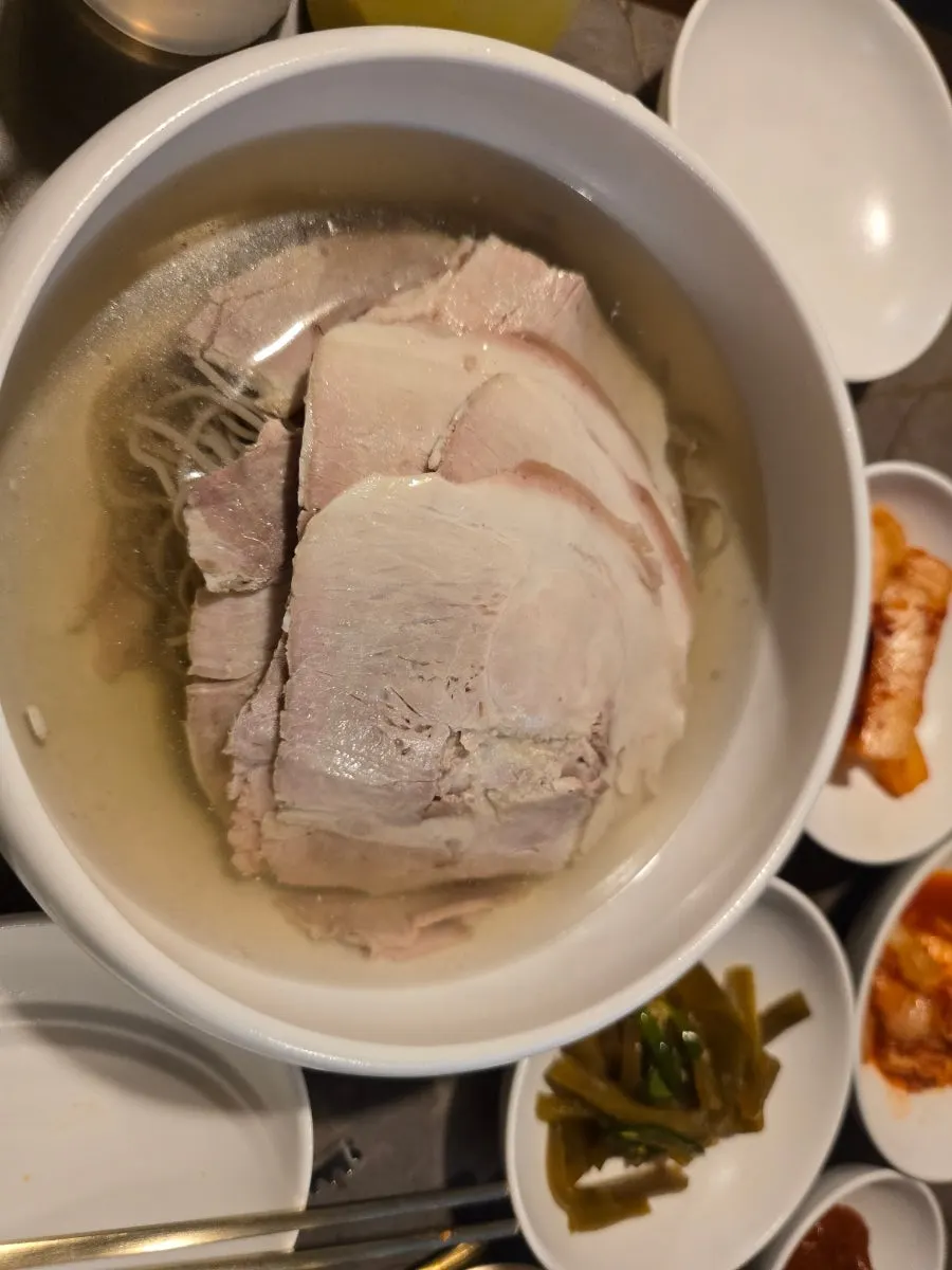 肉の香り豊かなAnokの平壌冷麺