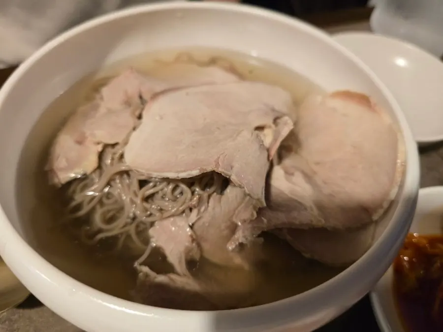 平壌冷麺の麺を持ち上げた様子