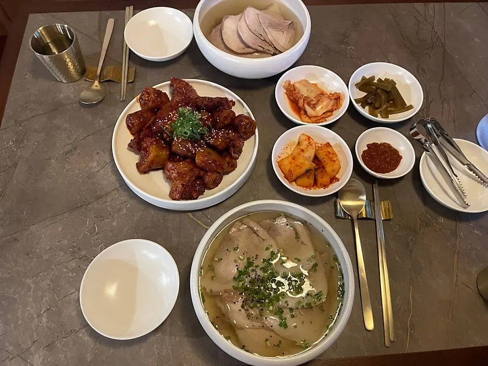 Pork gomtang, pork tail jjim, and Pyongyang naengmyeon on the table