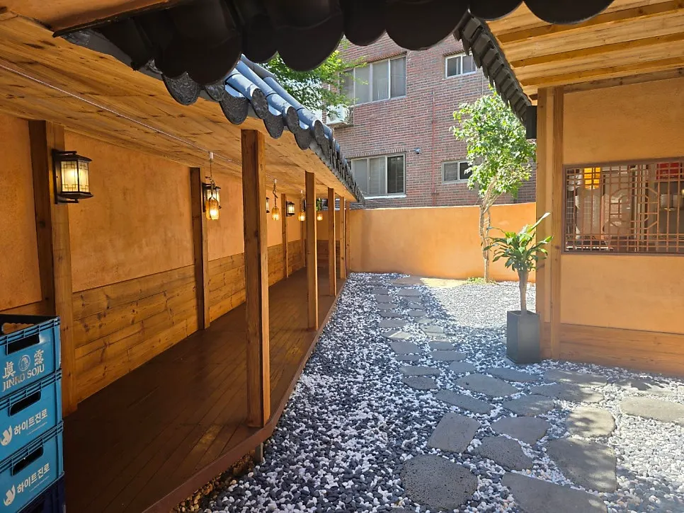 Anok's courtyard covered in white gravel