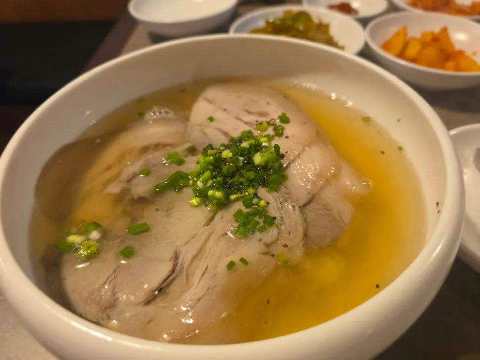 A bowl of clear gomtang piled with meat
