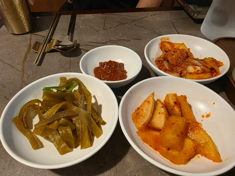 Basic side dishes of gungchae jangajji and kimchi
