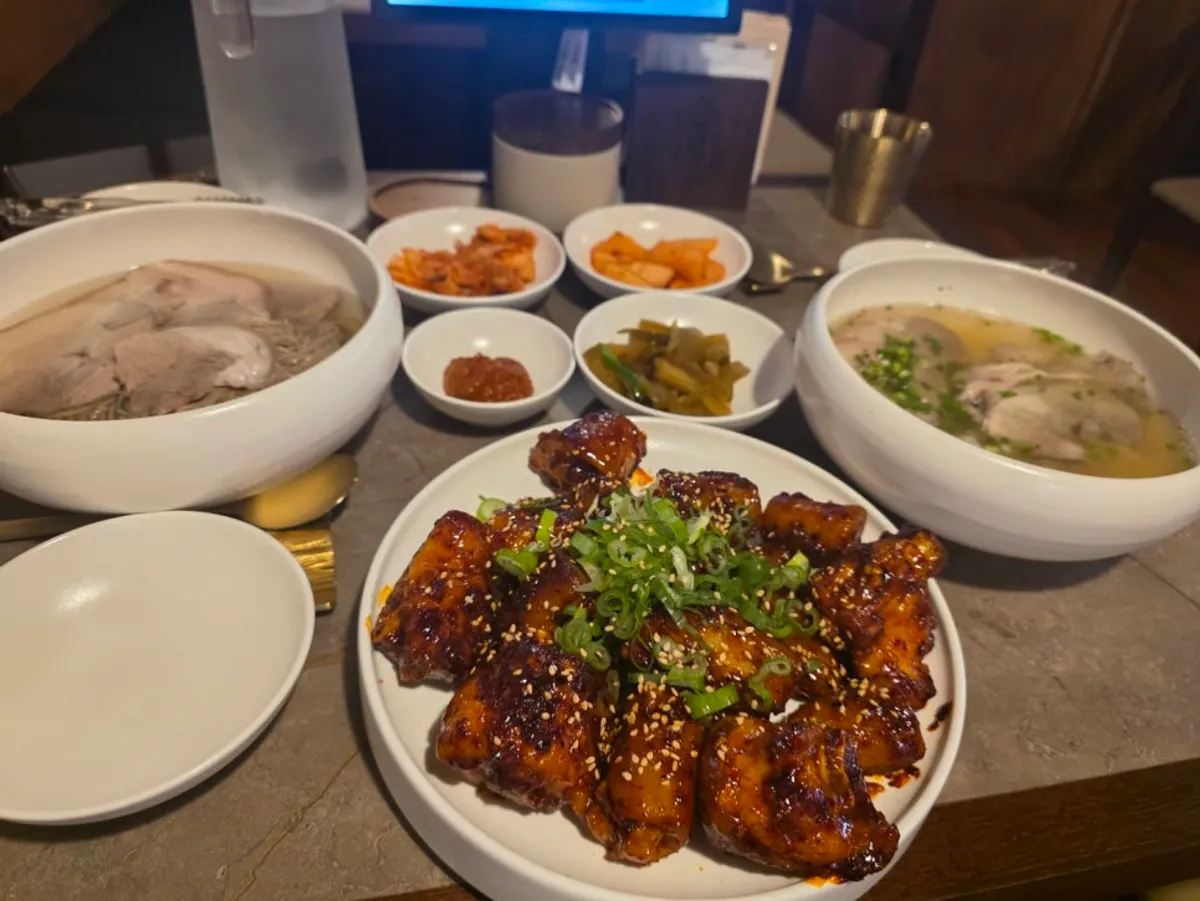 A table spread of naengmyeon and gomtang enjoyed at Anok