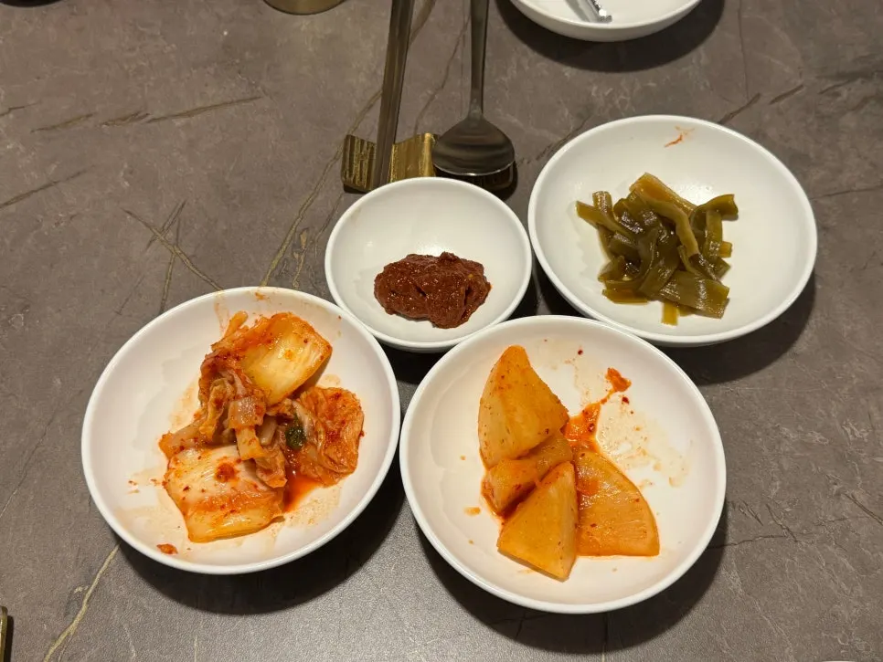 Basic banchan: kkakdugi, napa kimchi, gungchae jangajji