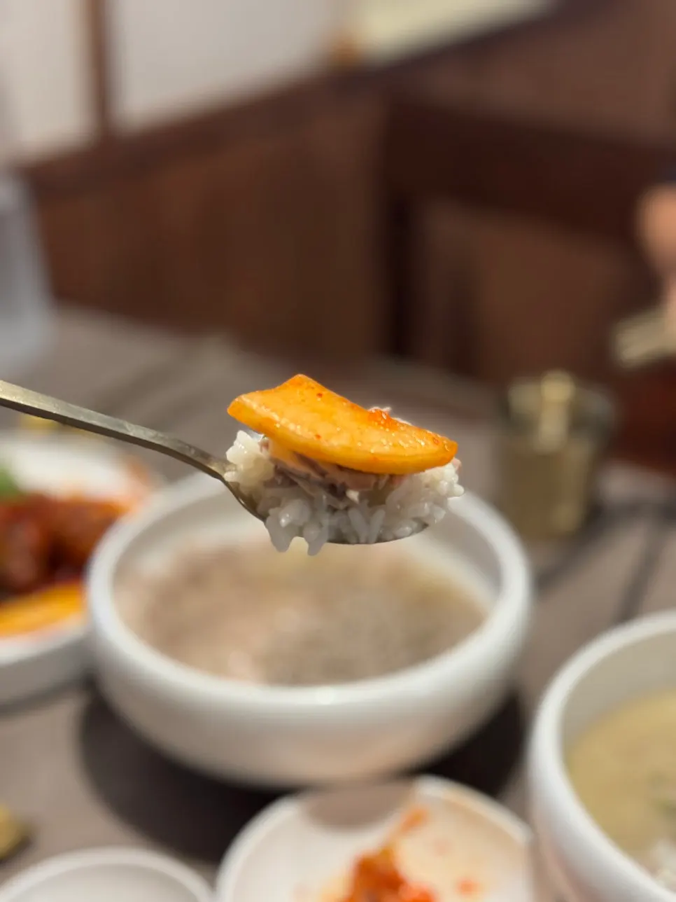 Gomtang served alongside kimchi and gungchae jangajji