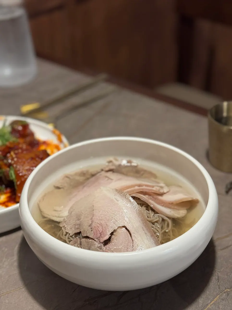 Lifting up the noodles from the Pyongyang naengmyeon