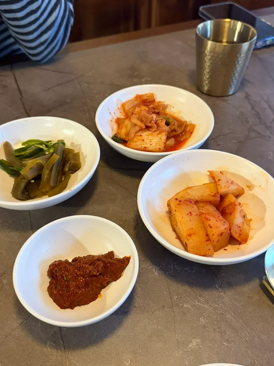 배추김치 석박지 궁채장아찌 밑반찬 상차림