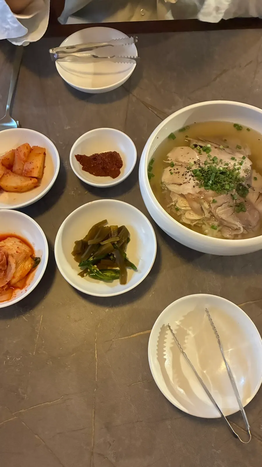 맑은곰탕 국물과 건더기 클로즈업
