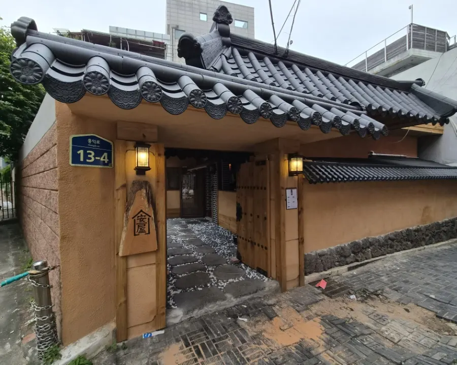 안옥 한옥 건물 입구 전경