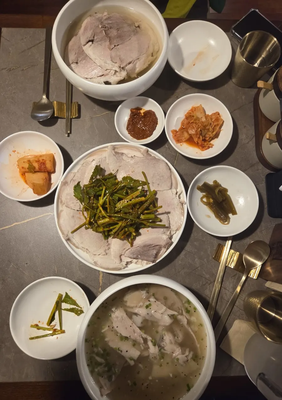 평양냉면 곰탕 냉제육 주문한 한 상