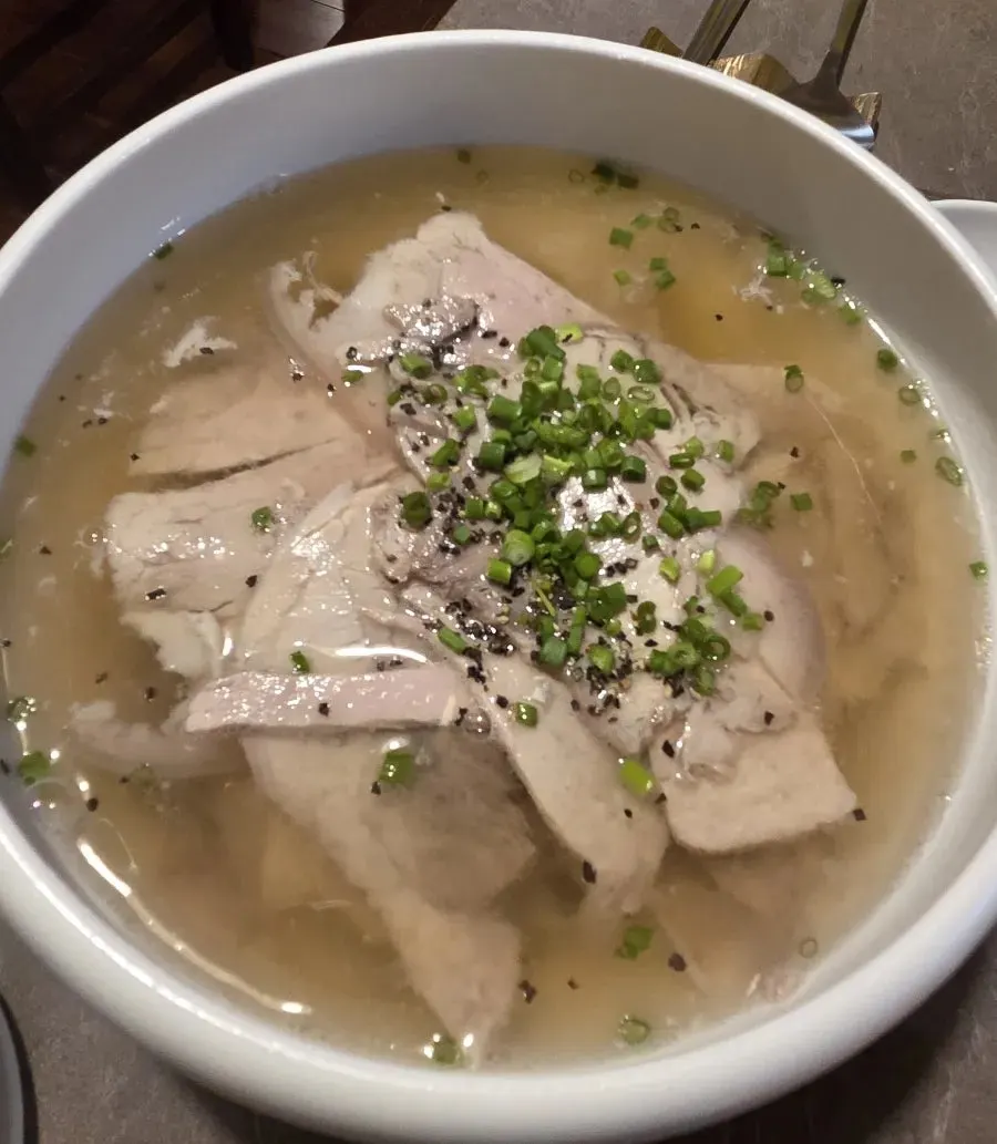미나리무침 올린 안옥 냉제육