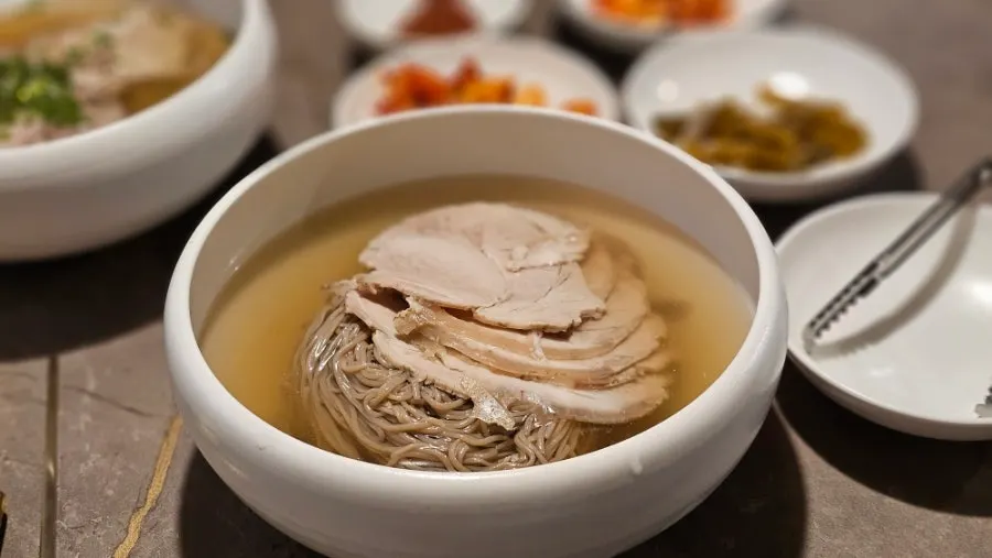 Anok's standard side dishes, kimchi and kkakdugi