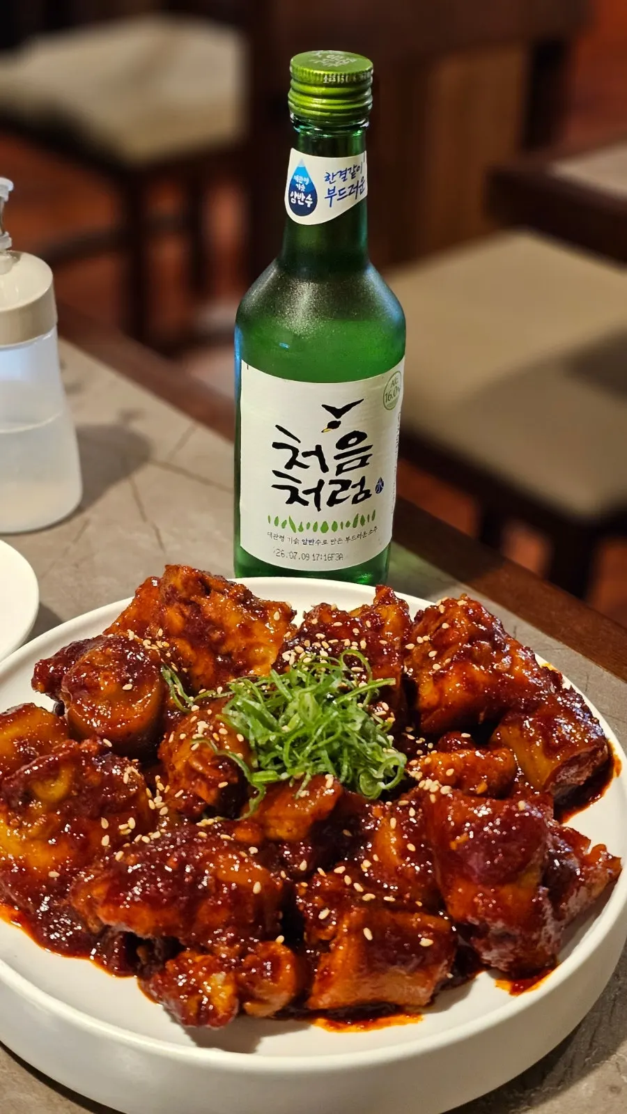 A piece of kkorijjim eaten alongside the gomtang