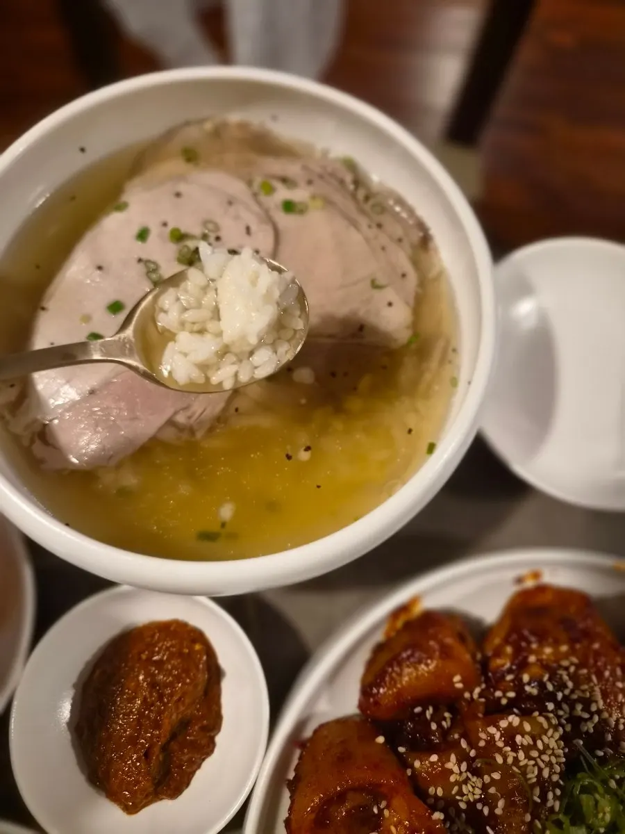Clear gomtang broth and meat pieces