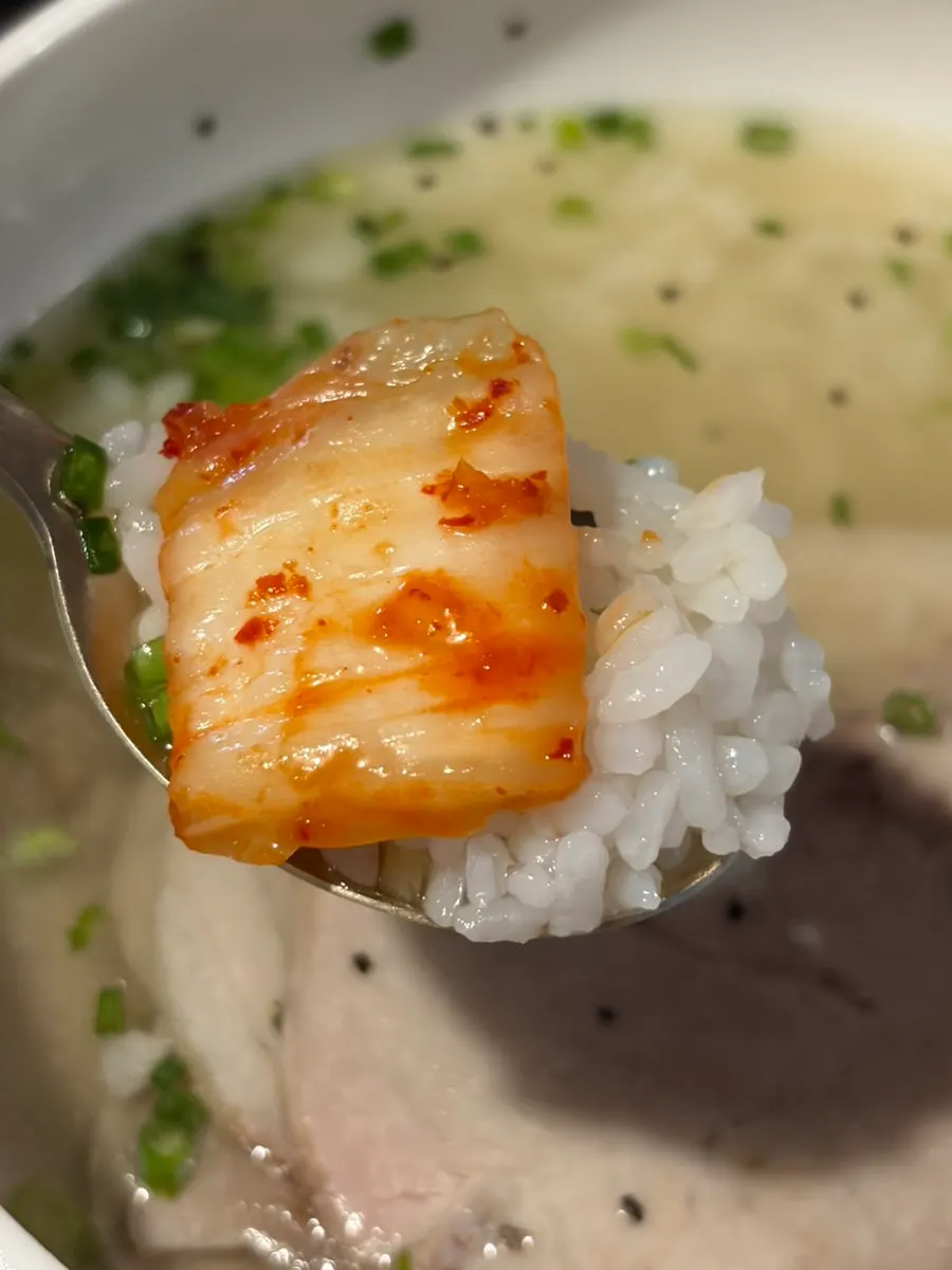 Satu sudu nasi dengan kimchi di atas gomtang