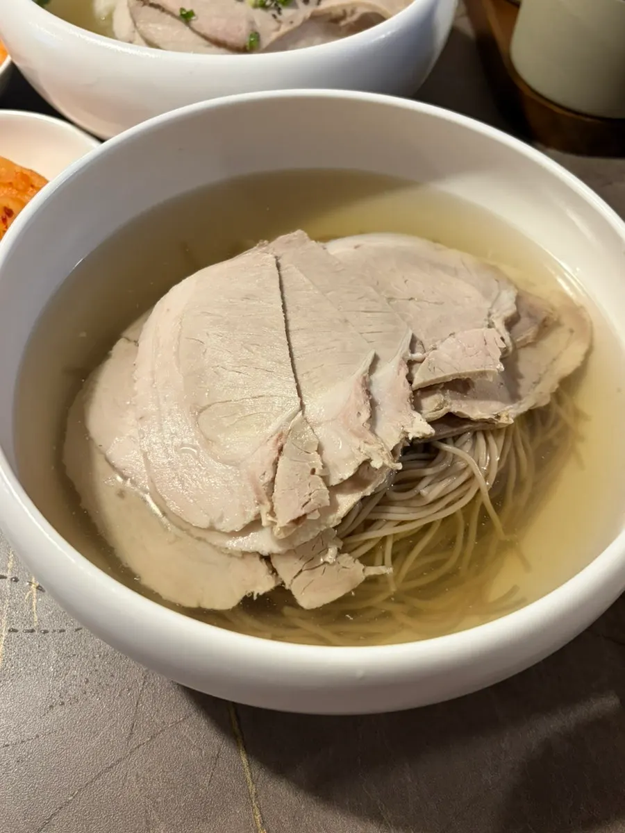 Pyongyang naengmyeon Anok dengan daging melimpah