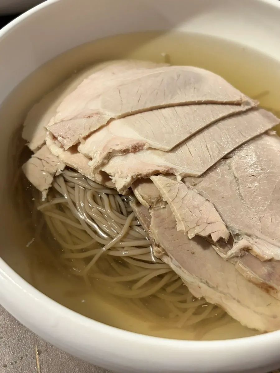 Hiasan daging menutupi mi naengmyeon