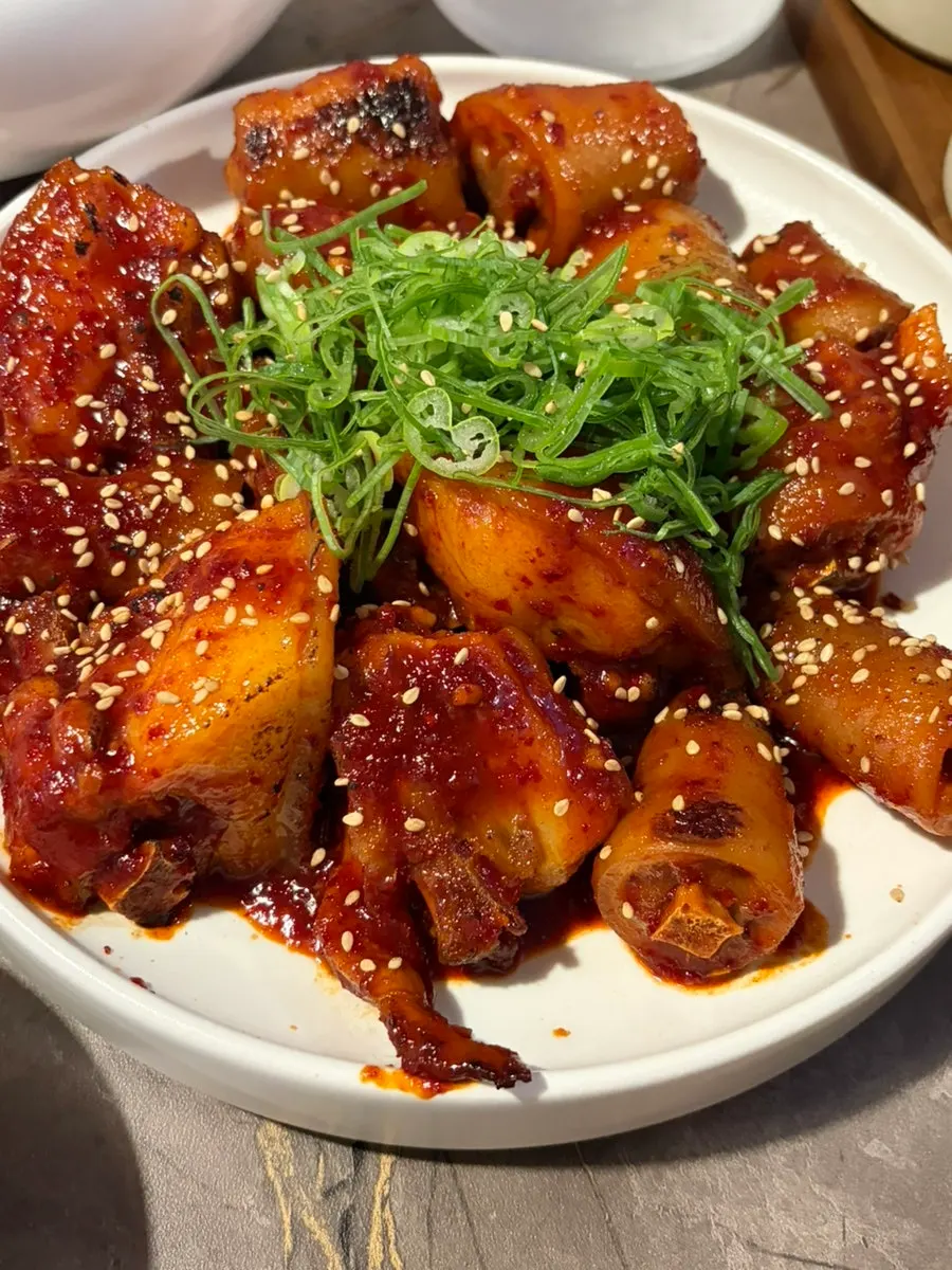 Ekor babi kukus bersos berasaskan gochujang