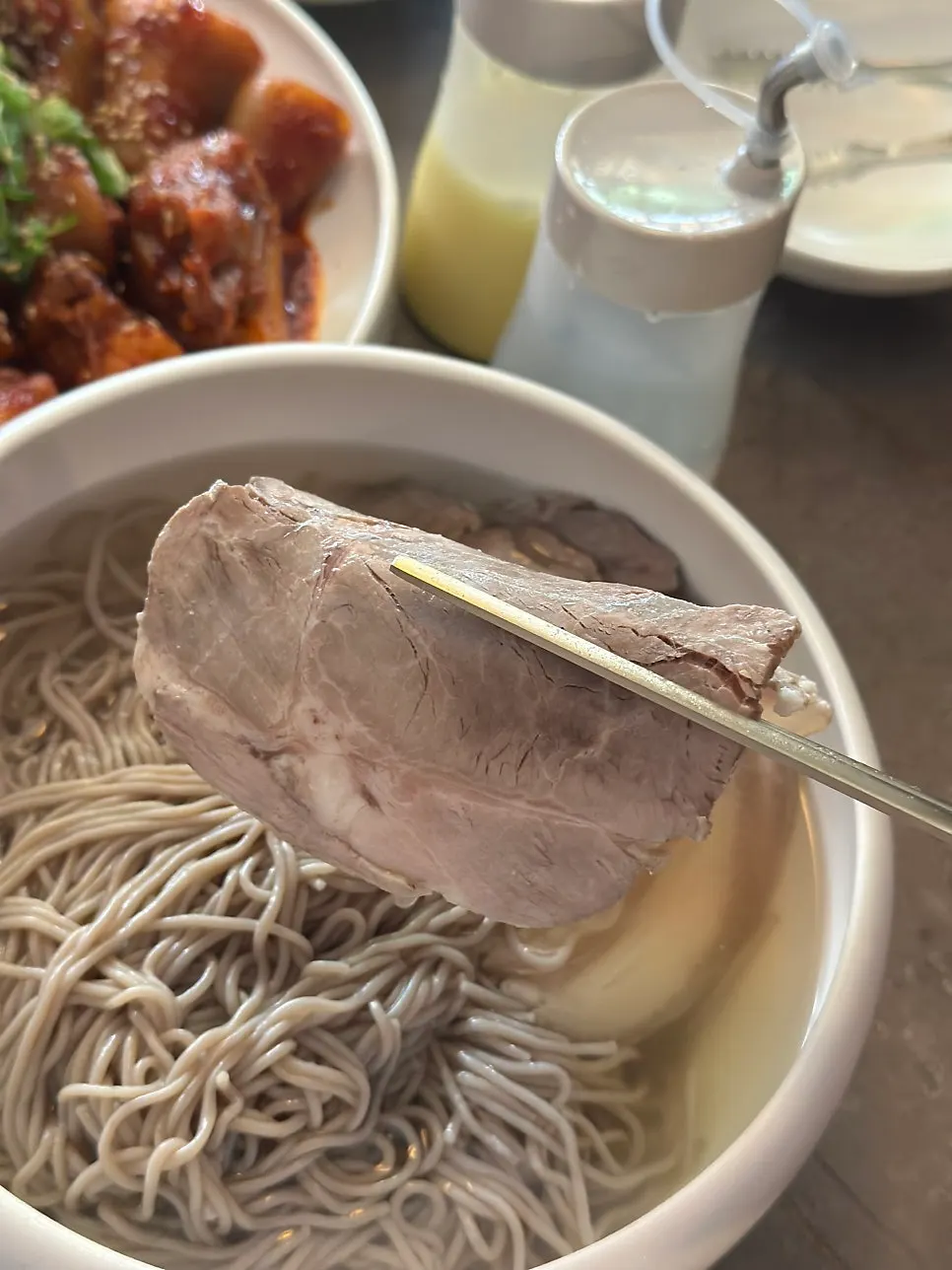 Spread of Anok's Pyongyang naengmyeon and gomtang