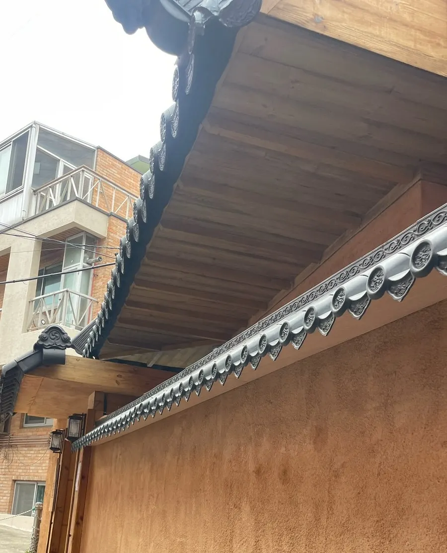 안옥 한옥 외관과 입구 풍경