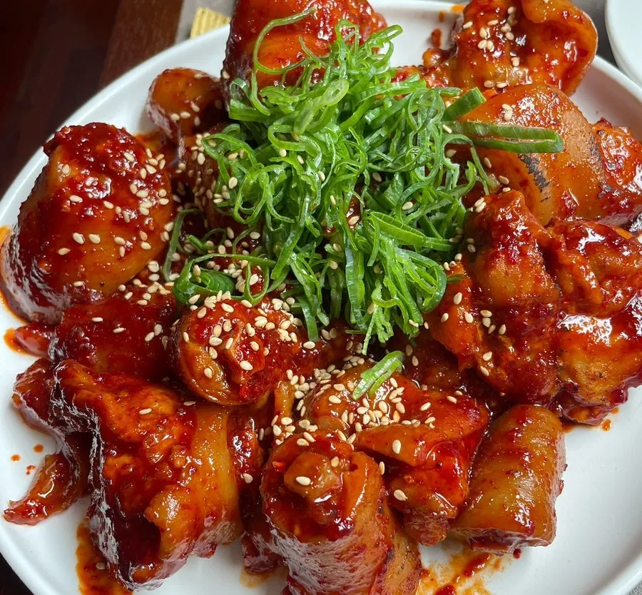 매콤한 안옥 돼지꼬리찜 한 접시