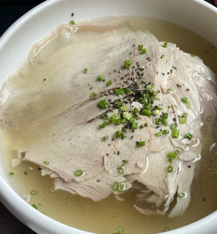 맑은 육수의 안옥 돼지곰탕 한 그릇