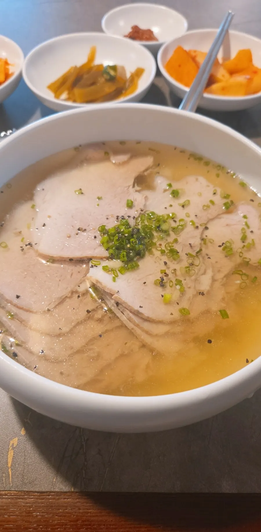 2인석과 4인석이 놓인 안옥 내부