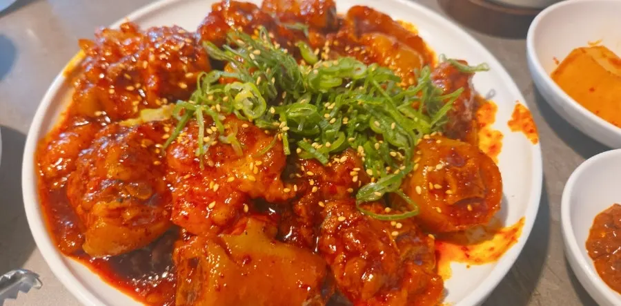 매콤한 양념의 안옥 돼지꼬리찜