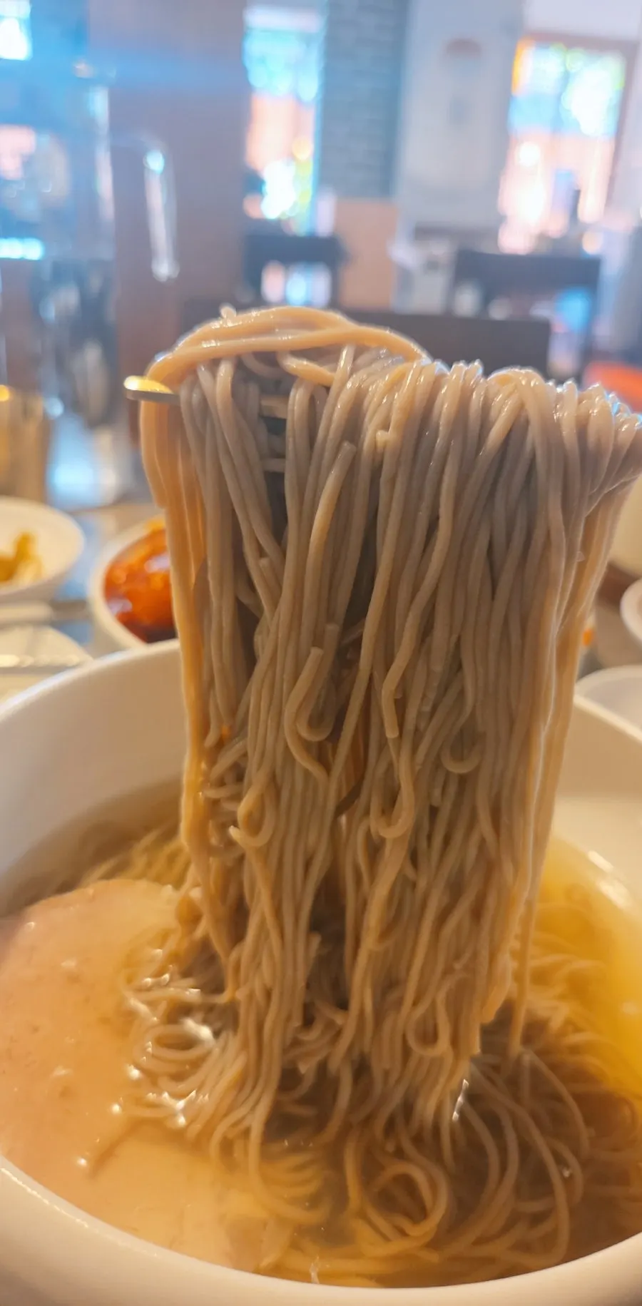 먹고 있는 안옥 돼지꼬리찜 접시