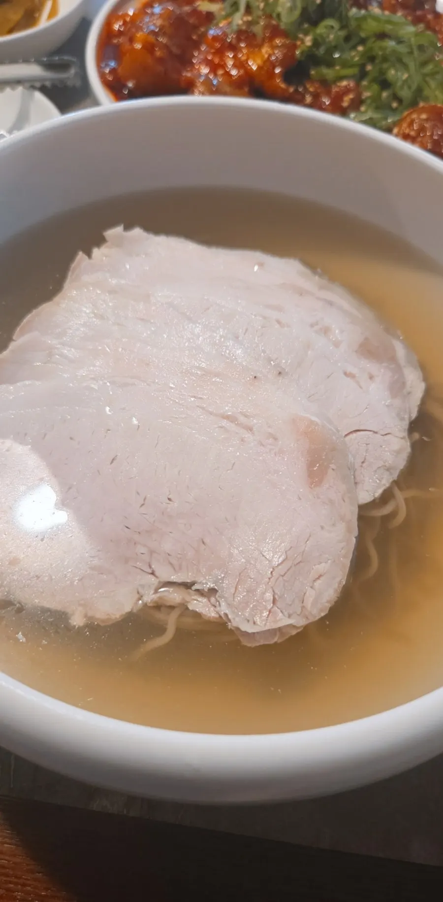 수육 고명이 올라간 안옥 평양냉면